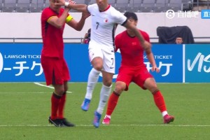 打WWE呢祖連奴一巴掌扇翻了張玉寧，張玉寧痛苦倒地！