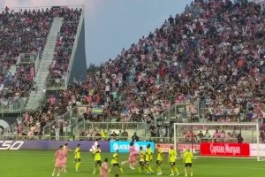 球迷實(shí)拍梅西任意球貼地?cái)兀?8年以來梅西任意球比點(diǎn)球進(jìn)的還多！