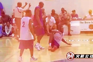 哈登要起身被科比一腳踩??！老大：得等隊(duì)友來拉才能起身