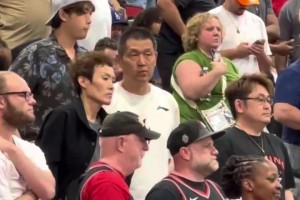 怎么還不開始？楊瀚森的父母也來到了現(xiàn)場，觀戰(zhàn)開拓者VS鵜鶘！