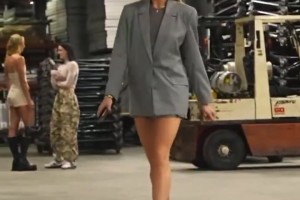 大長(zhǎng)腿！蘇菲-坎寧安嬌媚制服入場(chǎng) 和球場(chǎng)上完全兩個(gè)畫(huà)風(fēng)