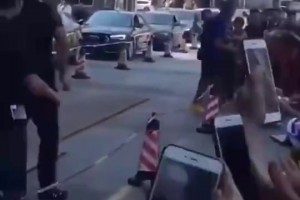 18年庫(kù)里中國(guó)行！庫(kù)里在酒店門口跟場(chǎng)外球迷互動(dòng) 保安拉都拉不住