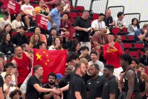 楊瀚森硬生生把拉斯維加斯變成了我們的主場(chǎng)