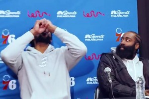 名場面！恩比德把礦泉水喝成口服液 哈登在一旁直接看傻了