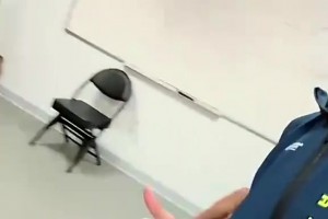 老外聽(tīng)得懂嗎？李月汝在更衣室放張杰的《天下》拍視頻