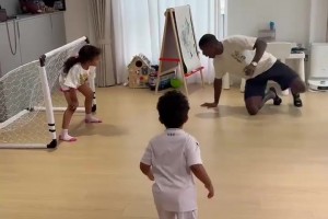 愉快的時(shí)光！國(guó)安外援法比奧曬與兒女家里踢足球畫(huà)面?