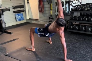 天賦不會給你刀刻般的肌肉！亞歷山大休賽期繼續(xù)苦練