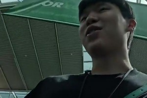 楊瀚森簡直社交悍匪啊！在機(jī)場(chǎng)人氣是真高