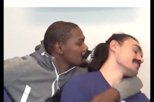 如今又同隊(duì)了！昔日杜蘭特戴著假胡子想親亞當(dāng)斯