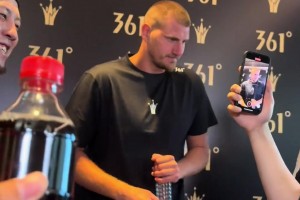 笑死！一球迷在活動現(xiàn)場，竟拿出可樂來考驗(yàn)約老師