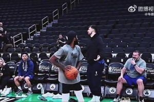 神了！歐文是怎么感應(yīng)到身后的東契奇的？77無奈攤手