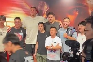 約基奇在活動現(xiàn)場與哥哥比拼投三分，還秀了一把金雞獨(dú)立三分