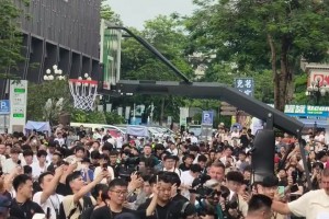 很有親和力?。〖s基奇高舉自拍桿，與到場的大批球迷合影！