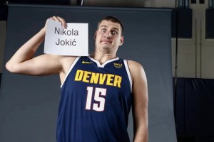 楊毅：看約基奇比賽總給人一種感覺，在他眼里別人都像傻子