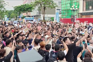 球迷圍的里三層外三層！約老師中國行這人氣，比起詹庫杜登如何？