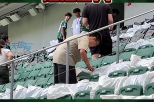 雖然是工作日，來到工體參與京滬大戰(zhàn)TIFO布置的球迷超過百人