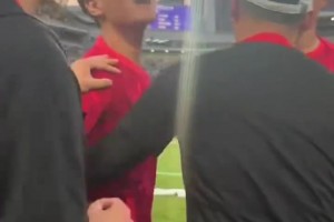 賽前被天津球迷問候家人后，韋世豪回應：你下來，下來！