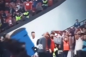 垃圾桶給我整笑了不愧是足球教練這胸口停球真的是信手拈來