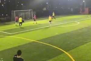 普通人和韋世豪的差距，國(guó)腳在野球場(chǎng)真就降維打擊