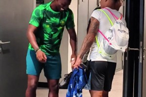 即將迎戰(zhàn)舊主！京滬大戰(zhàn)賽前李可在球員通道與老隊友法比奧寒暄