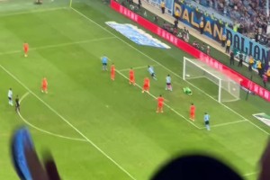 球迷實(shí)拍！大連英博拉布亞德任意球破門(mén)???