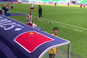 兩年前，球迷向韋世豪要球，韋世豪友好回應(yīng)