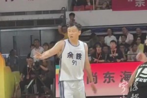 23年前的今天，已經(jīng)拿下三連冠的科比，現(xiàn)身洛克公園大殺四方