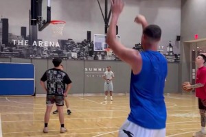 不愧是歷史級射手克萊在紐約訓(xùn)練中連續(xù)投進(jìn)72記三分！