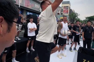 招牌動(dòng)作！約老師在深圳秀了一把金雞獨(dú)立三分