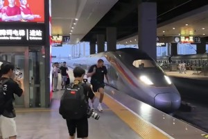 下快攻都沒跑這么快！約基奇第一次嘗試與高鐵“賽跑”