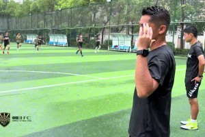 看到日籍教練在雨中的精神狀態(tài)與眼神，才明白日本足球?yàn)楹吾绕? >
                                        </div>
                                    </div>
                                                                        <div   id=