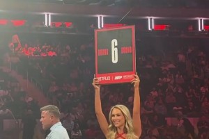 哈騰的舉牌女郎妻子產(chǎn)后復(fù)出 魔鬼身材依然勁爆