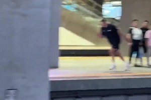 約老師和高鐵賽跑呢？！司機心里想這是哪個傻大個