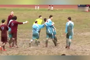 不服就干！球員暴怒時刻裁判遭殃被狂揍！