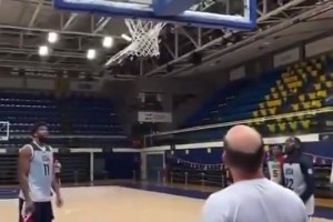 這視野離譜！老詹在訓練中跳起轉身大橫傳，助攻庫里扔三分！