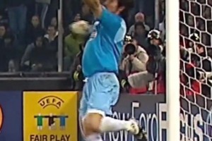 卡洛斯的任意球很恐怖嗎？布馮：老哥我單手就能撲！