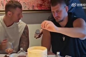 被楊瀚森完爆！約基奇體驗(yàn)吃北京烤鴨 他哥連隔離紙都吃