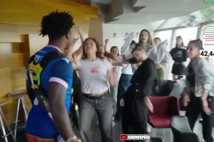 甲亢哥看到一群女生跳舞后一臉懵逼，還被帶進了女人堆里