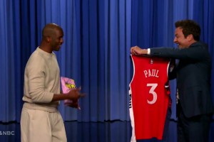 本尊都還沒見過主持人節(jié)目上突然掏出全新3號球衣！驚到保羅