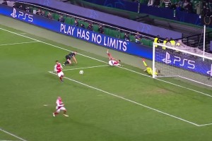 名場(chǎng)面！約克雷斯扛開薩利巴狂奔50米頂著基維奧爾爆射中柱