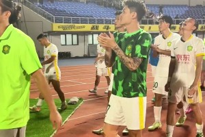 慘勝！實(shí)拍：國安眾將賽后謝場，李磊已累到筋疲力盡