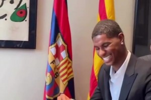 笑得合不攏嘴！拉什福德加盟巴薩簽約現(xiàn)場