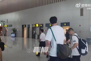 楊瀚森確定不出戰(zhàn)亞洲杯！今天落地青島機場被記者拍到