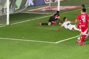 內(nèi)馬爾誤以為進(jìn)球后滑跪慶祝+爆踢角旗桿