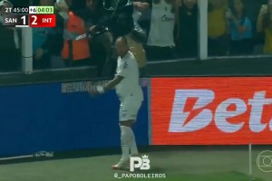 進(jìn)了半個(gè)絕殺！內(nèi)馬爾誤以為絕平，滑跪慶祝+爆踢角旗桿