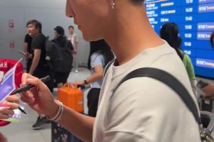 韋世豪的勞力士估計(jì)40w，真要見面了有幾個(gè)不叫豪哥要簽名