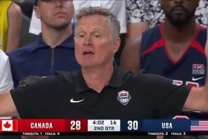 這什么戰(zhàn)術(shù)？科爾喊一句“What the f--k.”隨后詹姆斯反跑空切暴扣