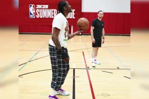 和科比的同款照片！杰威：右手受傷了，我還可以練左手！