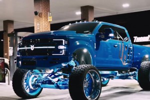 尼克斯中鋒米切爾-羅賓遜展示愛(ài)車，有懂的吧友知道是什么嗎