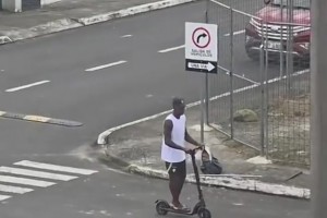 在厄瓜多爾的凱塞多，被網(wǎng)友拍到踩著滑板車去買早餐